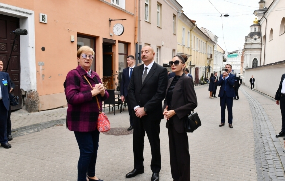 Президент Ильхам Алиев и первая леди Мехрибан Алиева совершили прогулку по Старому городу Вильнюса