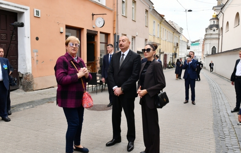 Le président Ilham Aliyev et la première dame Mehriban Aliyeva visitent la Vieille ville de Vilnius