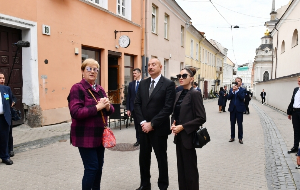 Präsident Ilham Aliyev und First Lady Mehriban Aliyeva besichtigen Altstadt von Vilnius