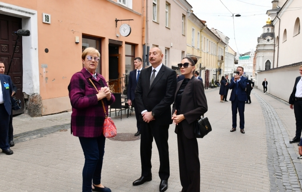 Azerbaijani President Ilham Aliyev and First Lady Mehriban Aliyeva toured Vilnius Old Town