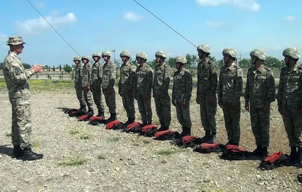 Səhra çıxışında olan kursantlarla keçirilən praktiki məşğələlər davam edir