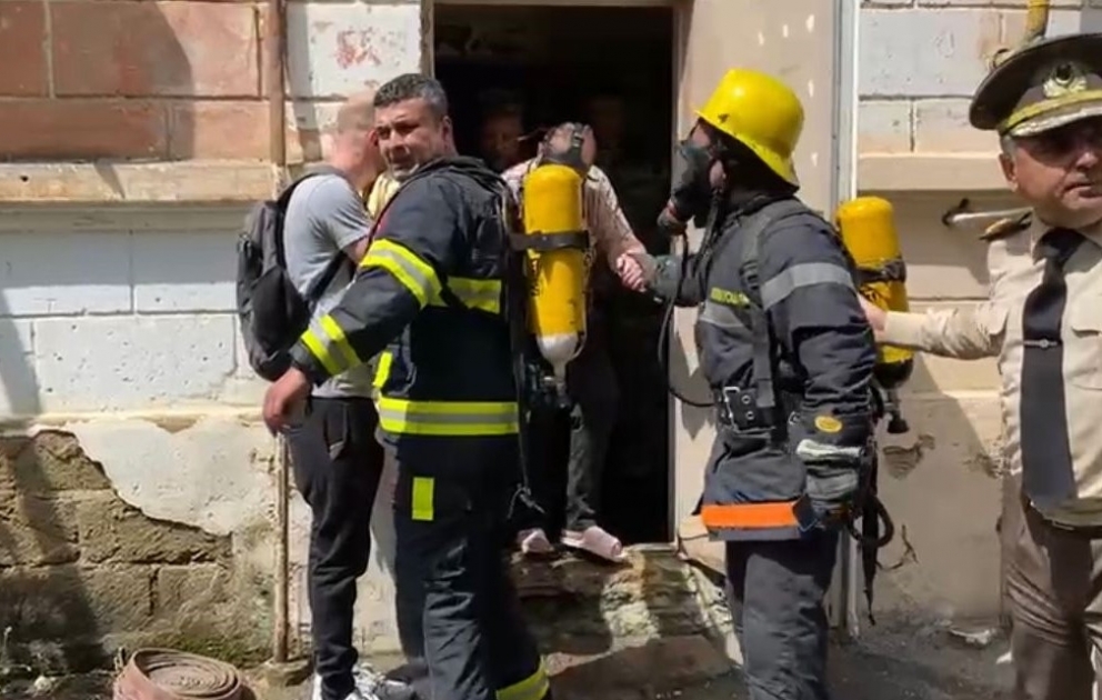 В Баку в жилом здании произошел пожар