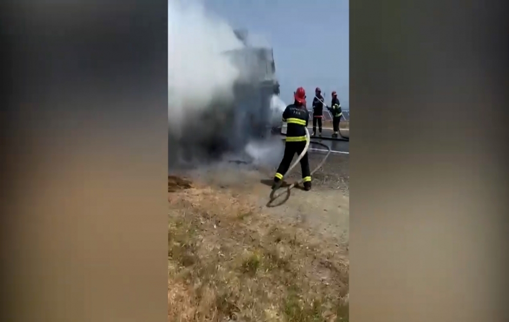 Sumqayıtda yük avtomobili yanıb