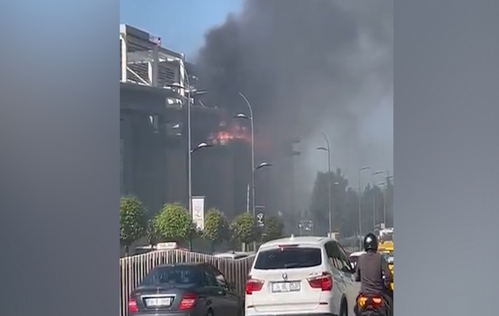 İstanbulda ticarət mərkəzi yanır
