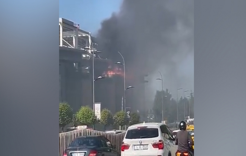 В Стамбуле горит крупный торговый центр “İstinye Park”