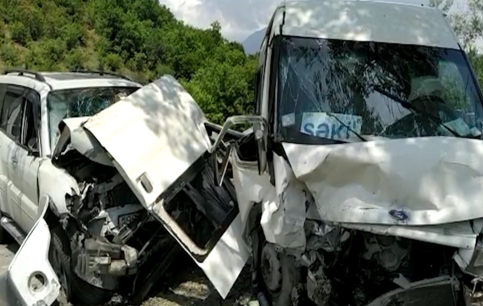 Qəbələdə mikroavtobusla minik avtomobili toqquşdu