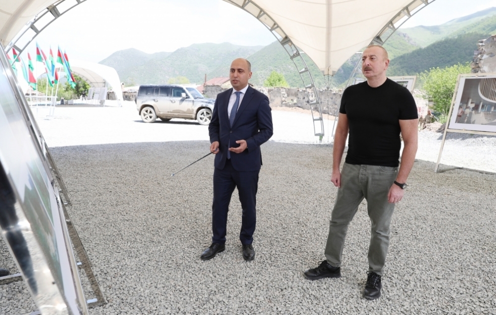 Prezident İlham Əliyev Kəlbəcər şəhərində məktəb binasının təməlini qoyub