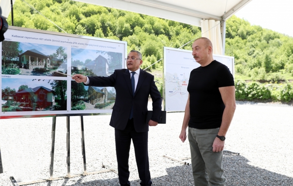 Le président Ilham Aliyev pose la première pierre du village de Yanchag de la région de Kelbédjer
