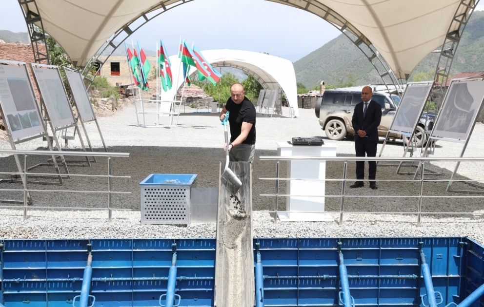 Kelbédjer : Ilham Aliyev pose la première pierre d’un bâtiment scolaire