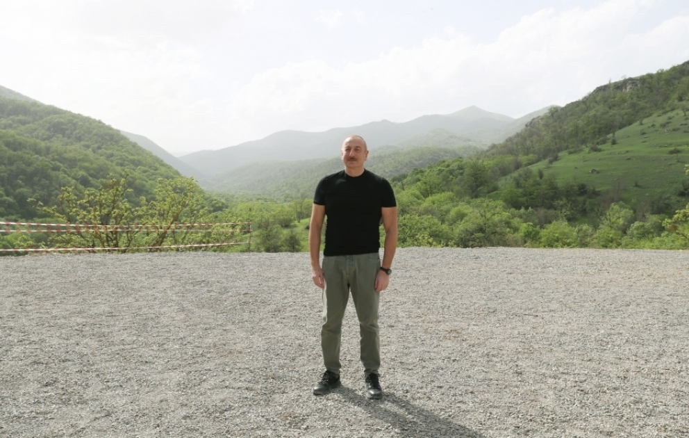 Le président Ilham Aliyev pose la première pierre du village de Chelvé de la région de Latchine