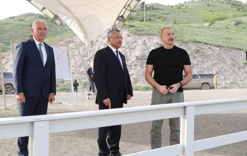 Inspection de l’avancement des travaux de construction dans le village de Zaboukh