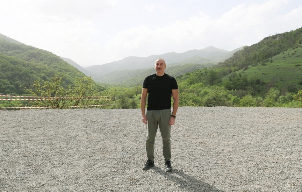 Präsident Ilham Aliyev legt Grundstein für das Dorf Schalva im Bezirk Latschin