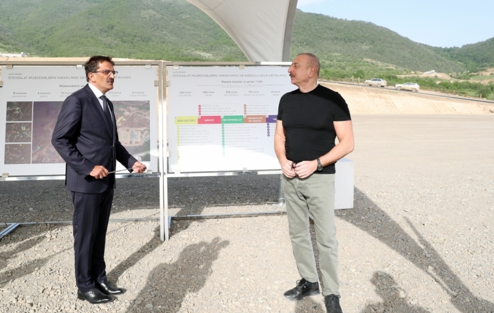 Präsident Ilham Aliyev machte sich mit Baufortschritt im Agrar- und Industriepark in Latschin Region vertraut