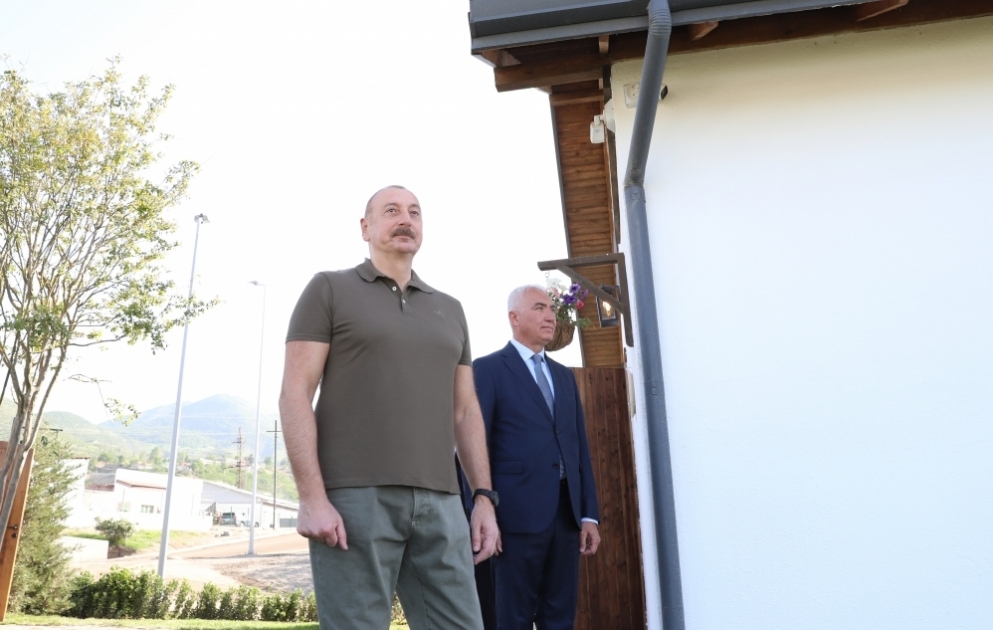 Prezident İlham Əliyev Laçında 1 Dekabr küçəsində lövhənin açılışını edib, bərpa olunmuş evlə tanış olub