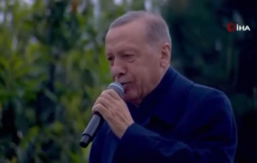 Ərdoğan seçicilər qarşısında mahnı oxudu