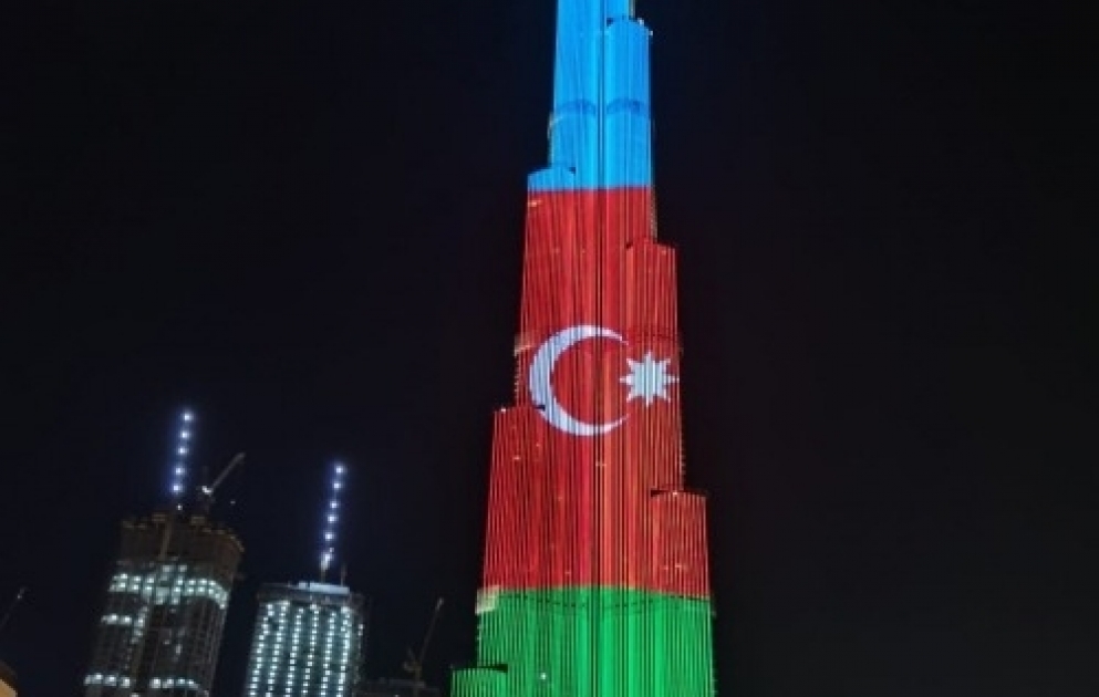 Məşhur Bürc Xəlifə Müstəqillik Günü münasibətilə Azərbaycan bayrağının rənglərinə boyanıb