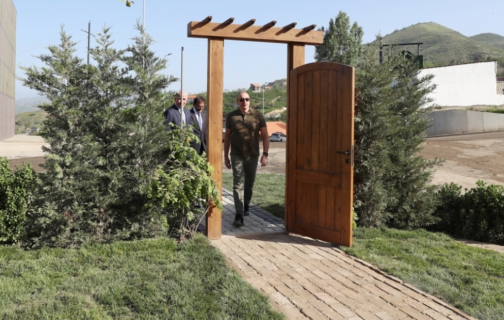 le président Ilham Aliyev dévoile la plaque de la rue du 1er Décembre et visite une maison rénovée