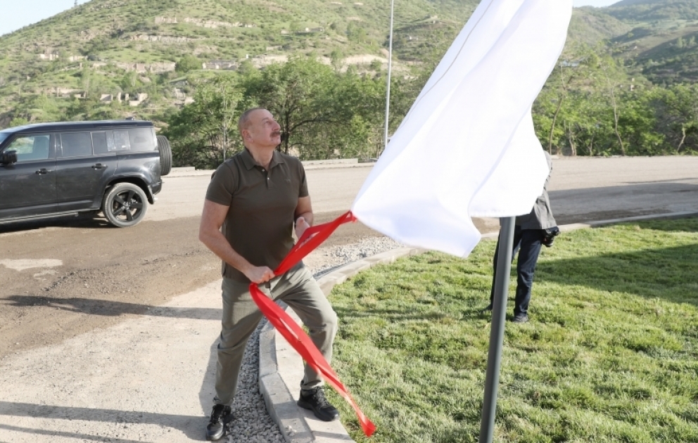 Präsident Ilham Aliyev enthüllt Schilder an der Kreuzung der Straßen Heydar Aliyev, Zafar und 28. Mai