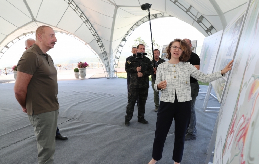 Präsident Ilham Aliyev Masterplan für die Stadt Latschin vorgestellt