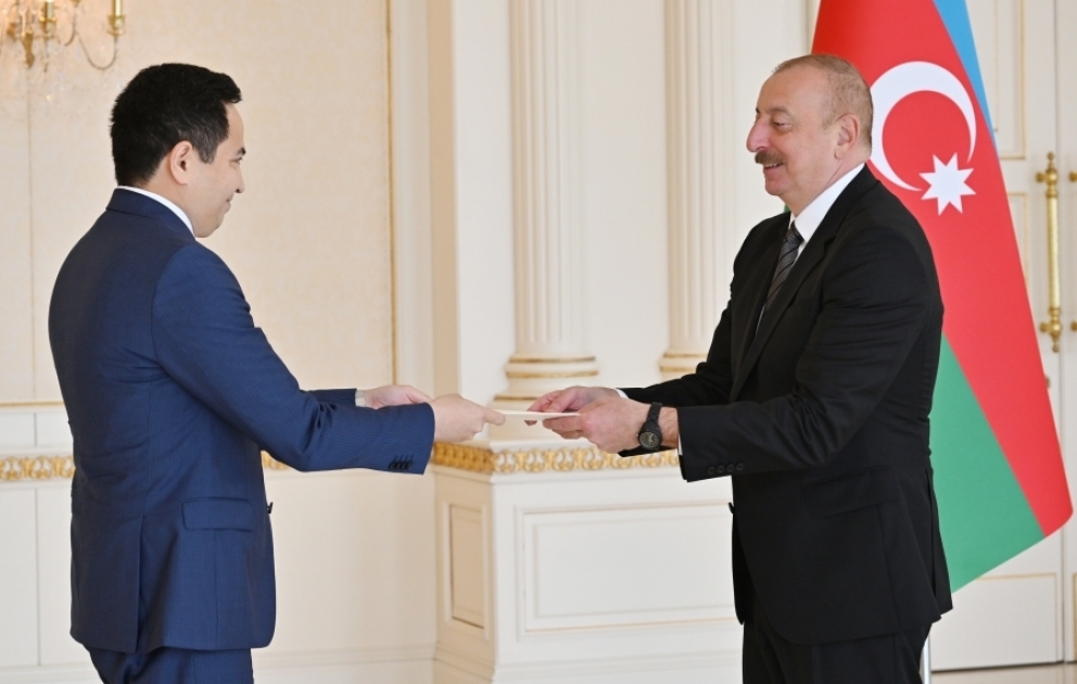 Neuer kasachischer Botschafter in Aserbaidschan übereicht Präsident Ilham Aliyev sein Beglaubigungsschreiben
