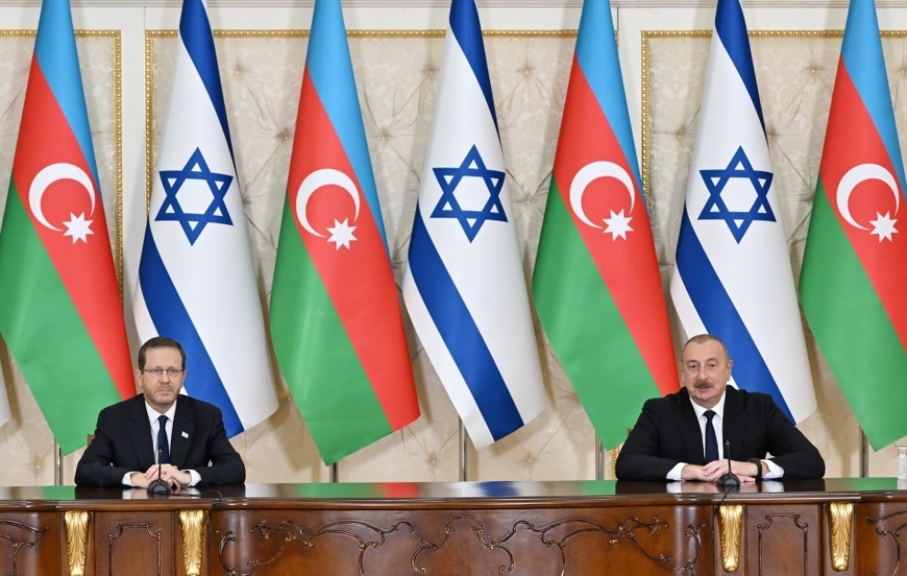 Präsidenten Ilham Aliyev und Isaac Herzog treten mit Erklärungen für Presse ab