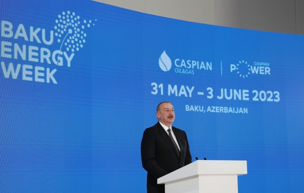 Baku Energy Week: Präsident Ilham Aliyev nimmt an der offiziellen Eröffnung der 28. Internationalen Kaspischen Öl- und Gasausstellung teil