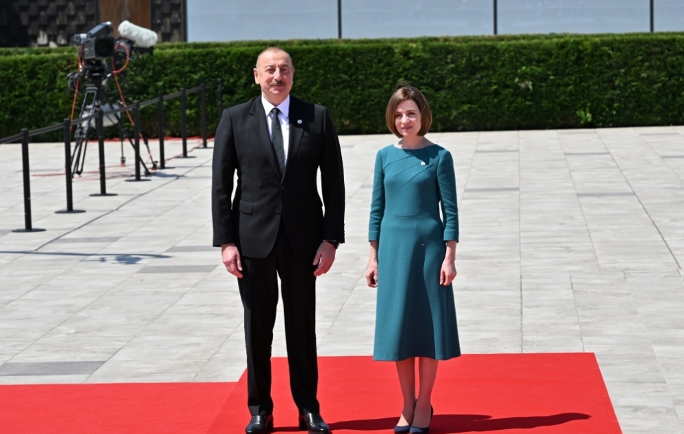 Eröffnungsveranstaltung des zweiten Gipfels der Europäischen Politischen Gemeinschaft in Chișinău 
An der Veranstaltung nimmt ebenfalls Präsident Ilham Aliyev teil