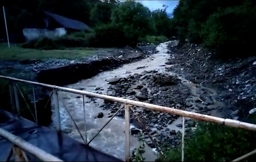 Oğuzda dolu təsərrüfatlara ziyan vurub