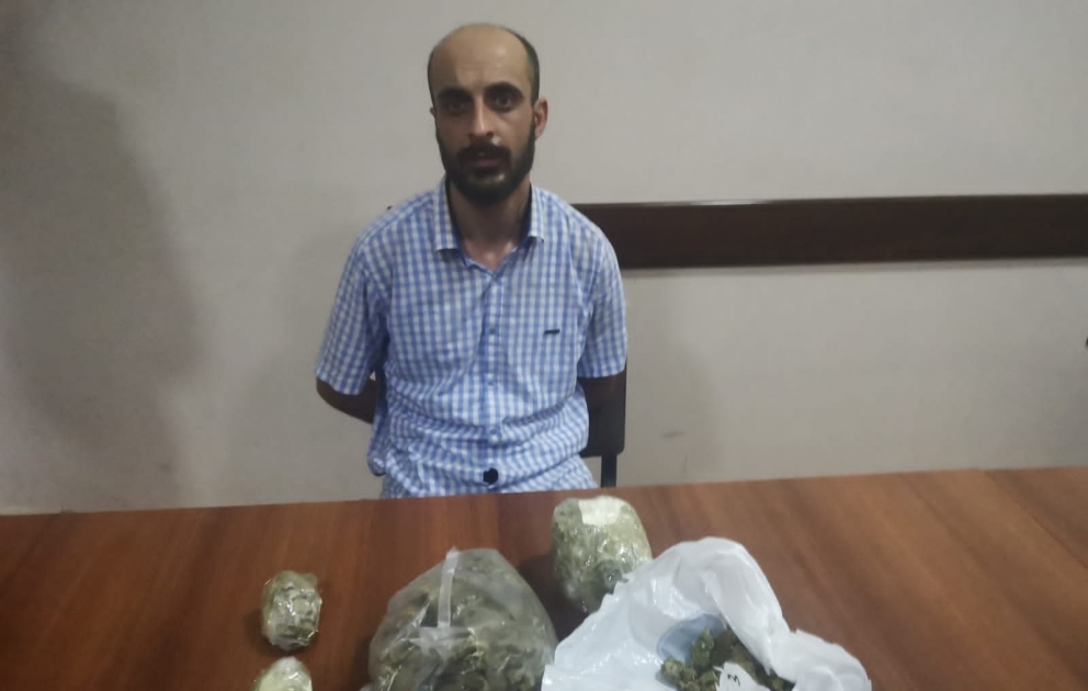 Narkotik satan “Prius” sürücüsü saxlanıldı