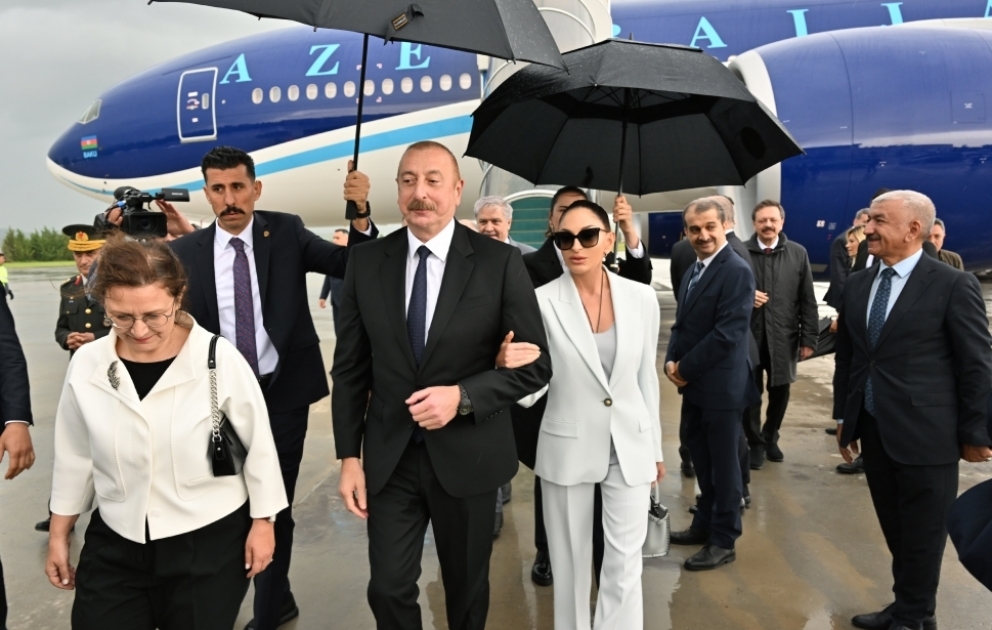 Präsident Ilham Aliyev und First Lady Mehriban Aliyeva zu Arbeitsbesuch in der Türkei eingetroffen
