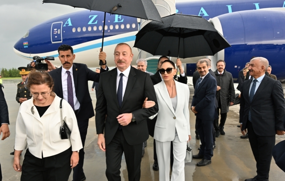 Le président Ilham Aliyev arrive à Ankara, accompagné de son épouse Mehriban Aliyeva