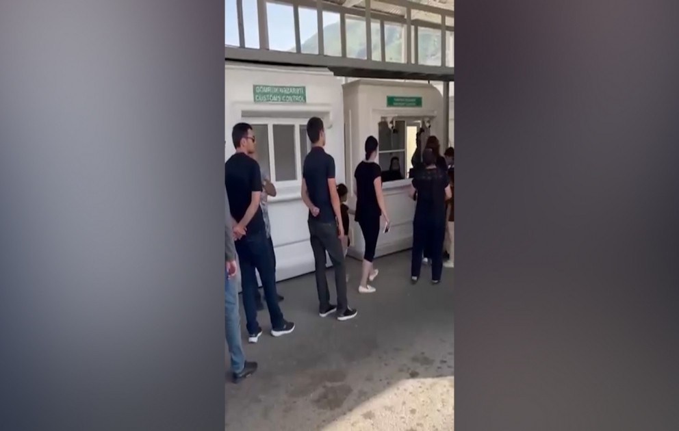 Переход гражданских лиц на КПП Лачина