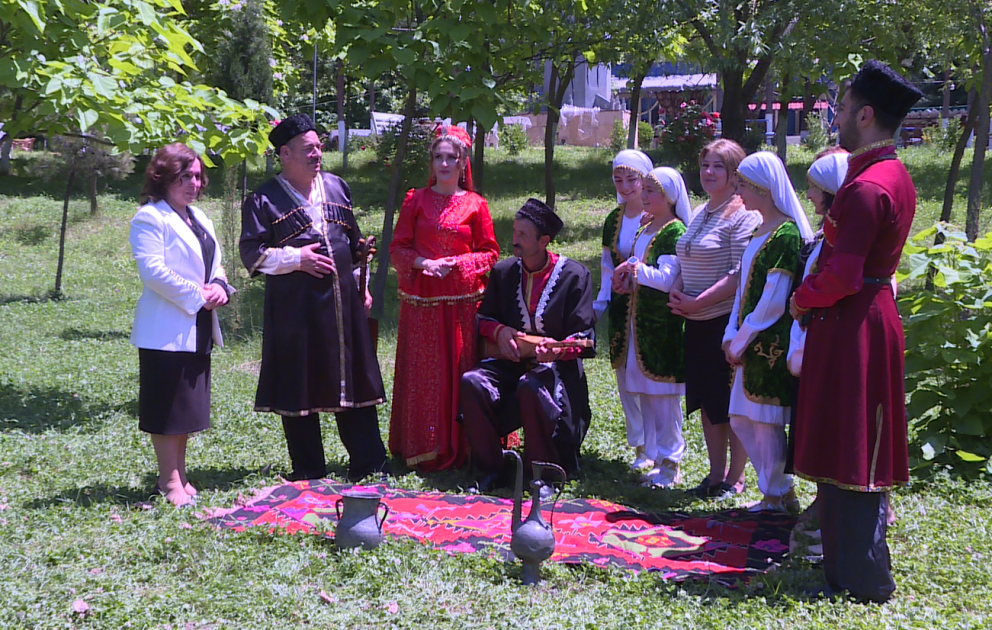 Balakəndə tamburu yaşadan sənətkar