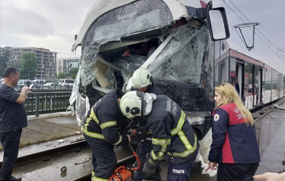 Türkiyənin Samsun şəhərində iki tramvay toqquşub, yaralılar var