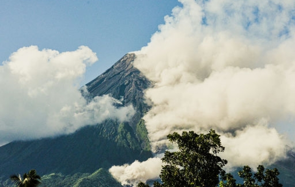 Panique aux Philippines: des milliers de personnes évacuées alors qu’un volcan menace d’entrer en éruption