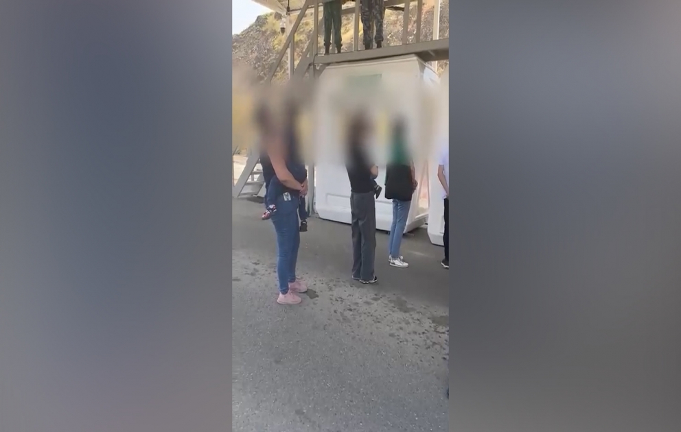Армянские жители Карабаха проходят пограничный контроль