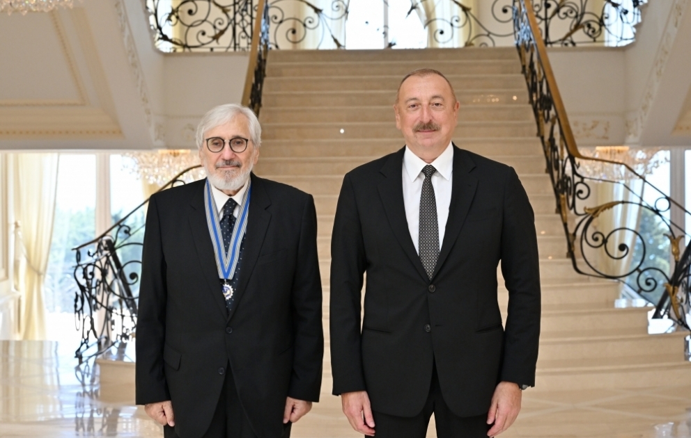 Le président Ilham Aliyev remet l’Ordre « Istiqlal » à Ogtaï Mirgassymov, Artiste du peuple