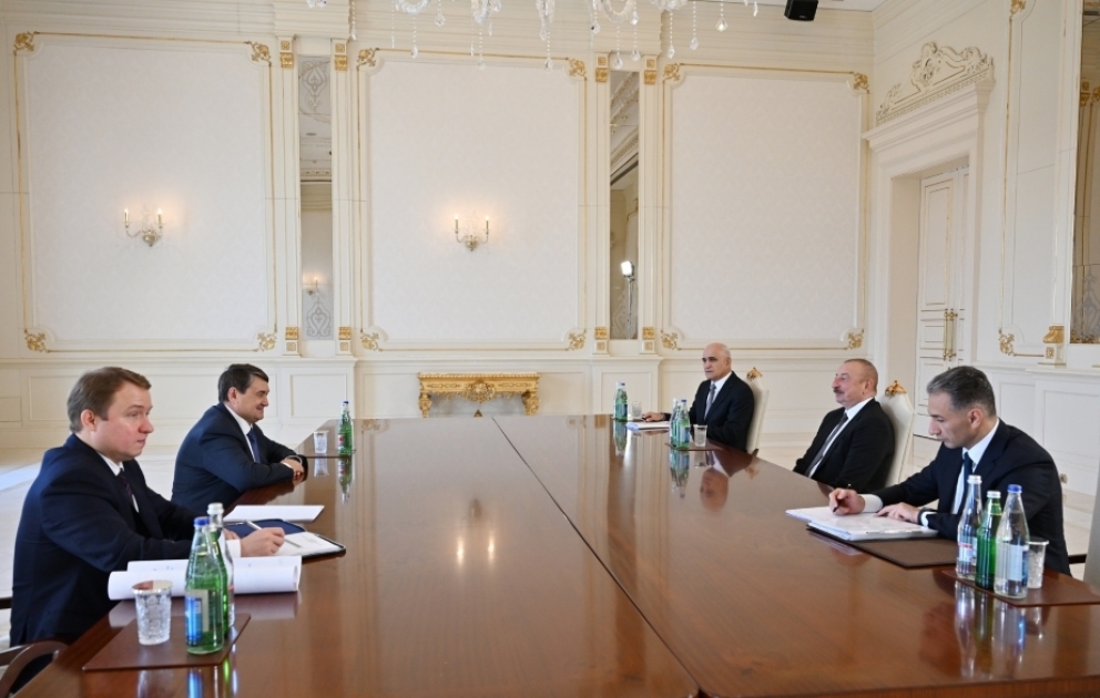 Präsident Ilham Aliyev empfängt Assistenten des russischen Präsidenten