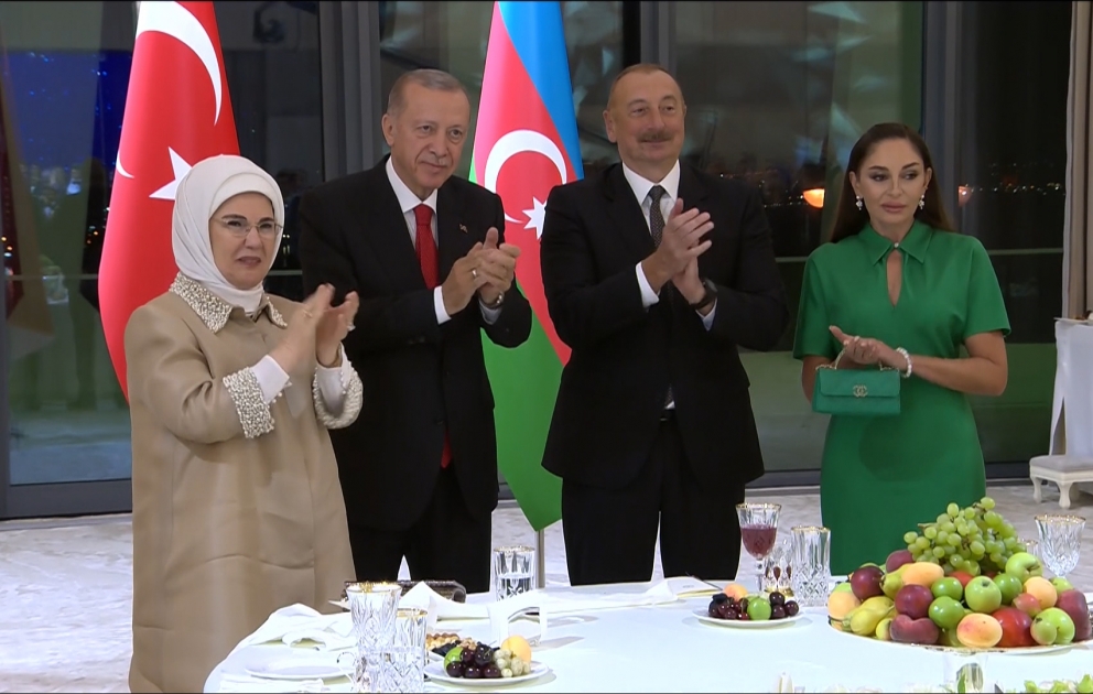 Azərinin "Çırpınırdı Qara dəniz"ini Prezidentlər ayaq üstə alqışladılar