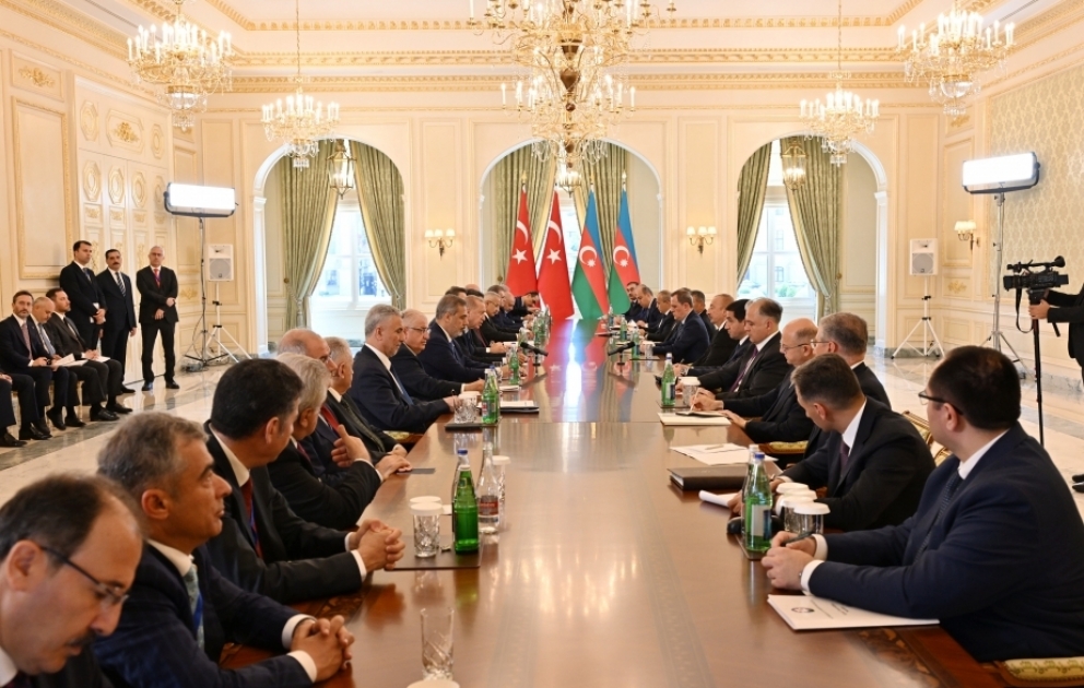 Präsident Ilham Aliyev und Präsident Recep Tayyip Erdogan treffen sich in erweitertem Format