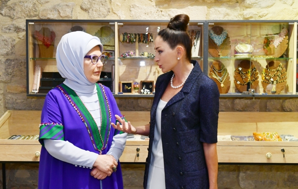 First Ladies von Aserbaidschan und der Türkei besuchen Innenstadt