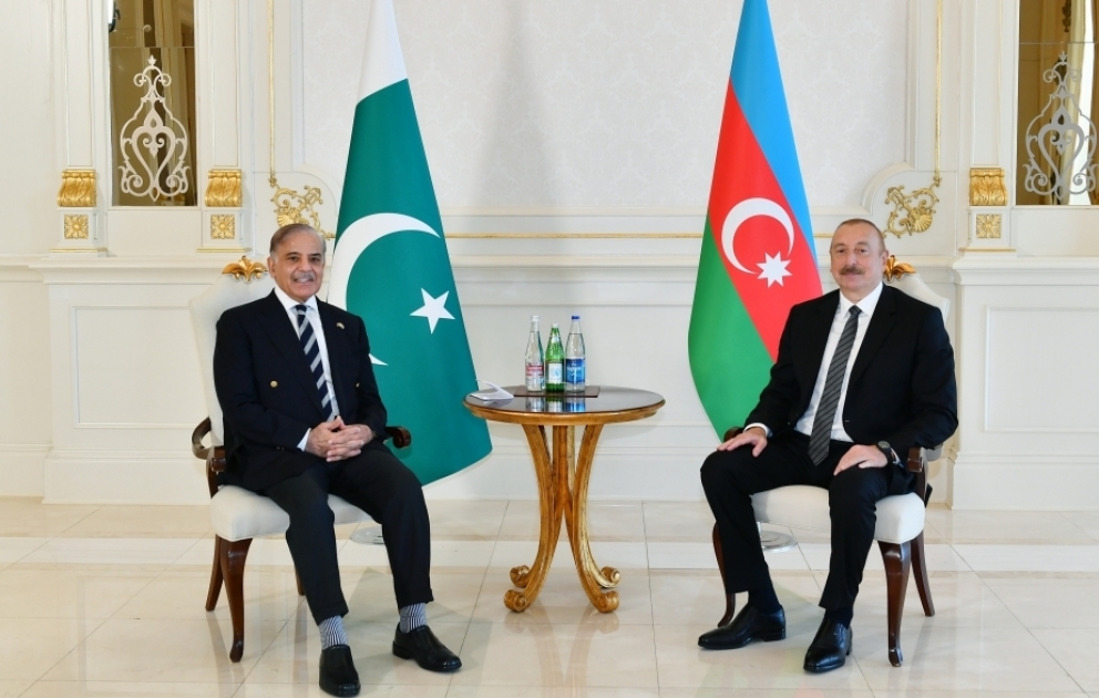 Präsident Ilham Aliyev und Premierminister Pakistans Muhammad Shehbaz Sharif treffen sich zu Vier-Augen-Gespräch in Baku