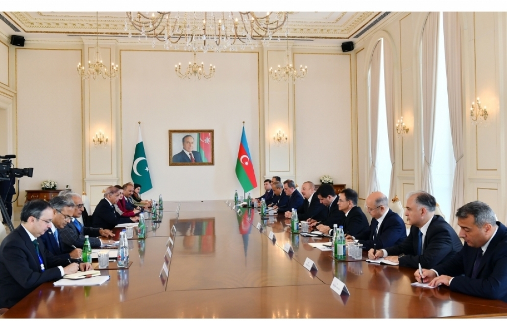 Treffen zwischen Präsident Ilham Aliyev und Pakistans Premierminister Muhammad Shehbaz Sharif in erweitertem Format