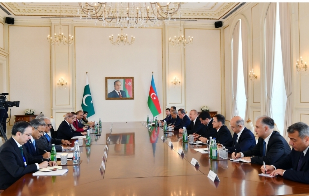 Состоялась встреча Президента Ильхама Алиева и премьер-министра Мухаммада Шахбаза Шарифа в расширенном составе