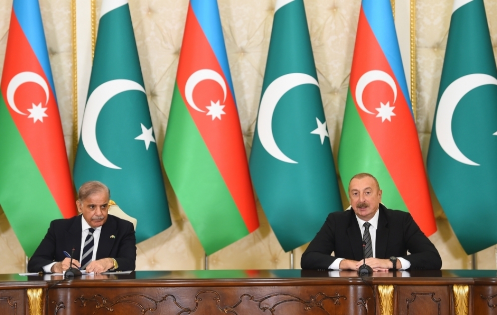 Le président Ilham Aliyev et le Premier ministre Shehbaz Sharif font des déclarations à la presse