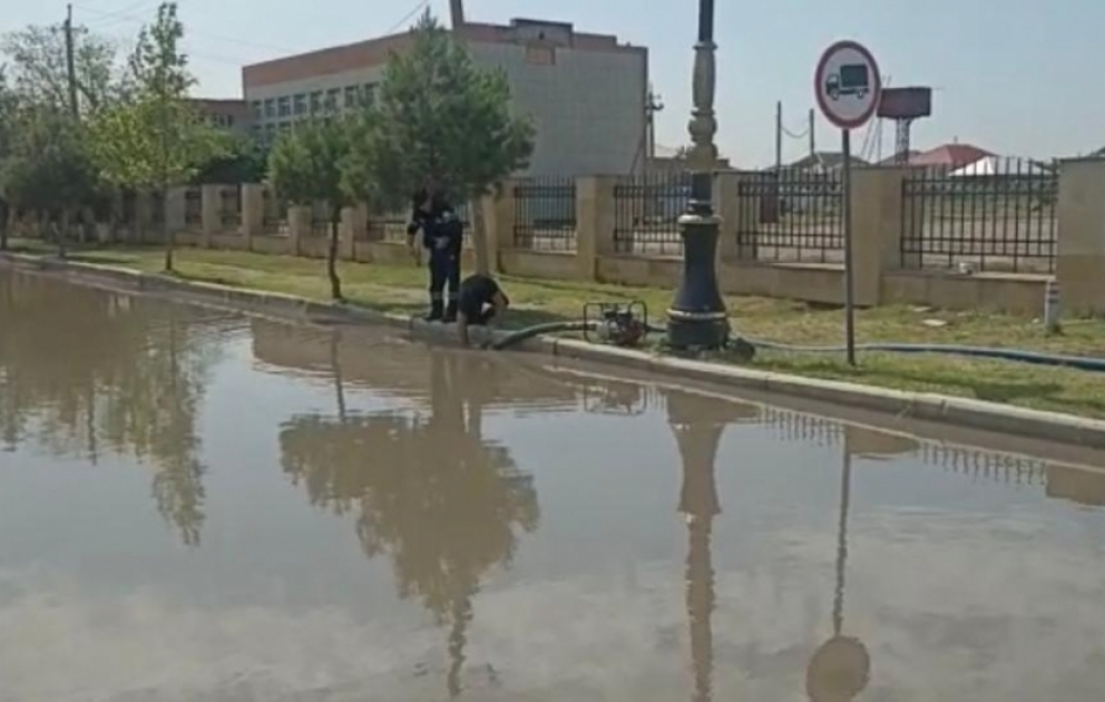 В Евлахе сильный ветер и ливень вызвали ряд последствий