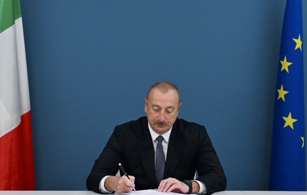 Prezident İlham Əliyev İtaliyanın Azərbaycandakı səfirliyində olub, Silvio Berluskoninin vəfatı ilə əlaqədar başsağlığı verib