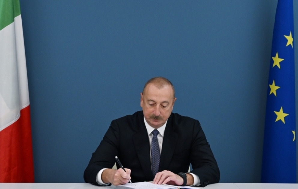 Präsident Ilham Aliyev besucht italienische Botschaft in Aserbaidschan und drückt sein Beileid zum Tod von Silvio Berlusconi aus