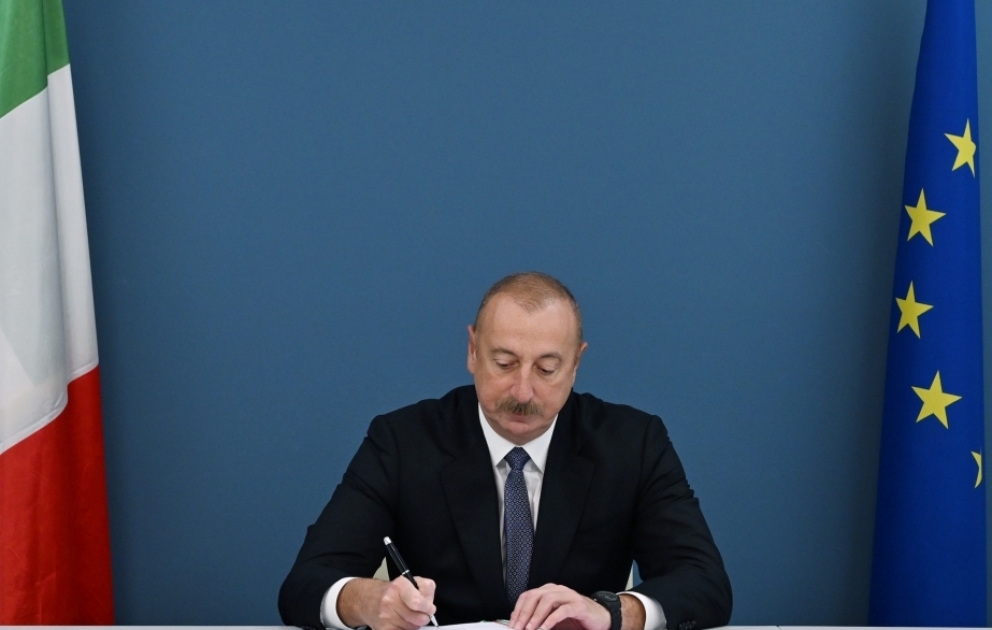 Le président Aliyev rend visite à l’ambassade d’Italie à Bakou afin de présenter ses condoléances pour le décès de Silvio Berlusconi