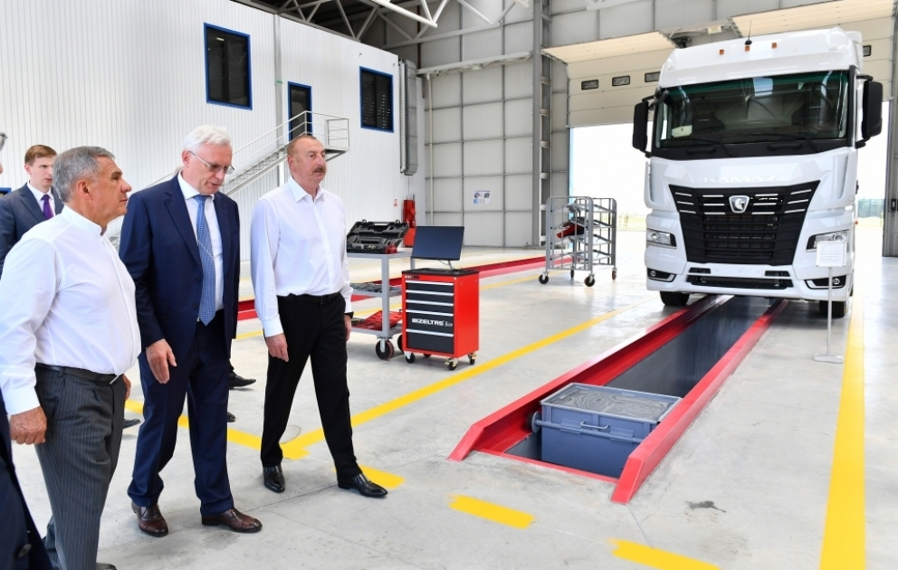 La SARL Leasing automobile Azerbaïdjan a ouvert ses portes dans le Parc industriel de la Zone économique de la Vallée d’Araz 
Le président azerbaïdjanais Ilham Aliyev et le dirigeant du Tatarstan Rustam Minnikhanov assistent à la cérémonie
